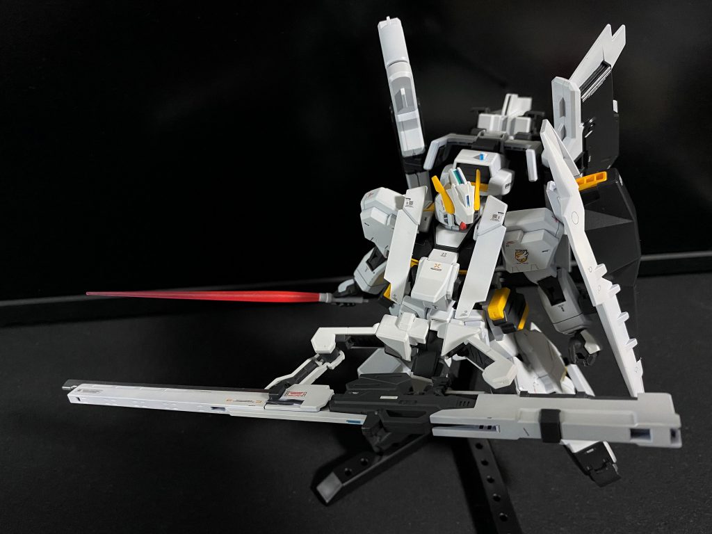 アクションポーズをいくつか。標準のヘイズル・ラーにアドバンスドの強化パーツによる性能底上げとサブアームによる取り回し改善ということなので、近接格闘時に武器を懸架したり、いざとなればそのままサブアームによる牽制射撃やヒートブレードの使用もできるというのが強みでしょうかね。