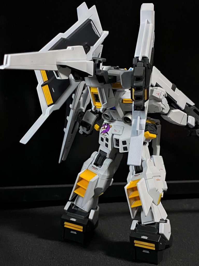 アドバンス・ヘイズル、フルドドともに実戦配備カラーのキットだったため、全塗装となりました。実は[ハイゼンスレイⅡ]の制作からエアブラシを導入したため、今回はエアブラシによる全塗装となります。カラーレシピは以下の通り暗色（黒・紺）下地・フレーム等：[ガイア]メカサフスーパーヘヴィ明色（白・黄・赤）下地：[ガイア]サフEvoホワイト白：[クレオス]GXクールホワイト黒（紺）：[ガイア]ニュートラルグレーⅤ黄：[ガイア]橙黄色赤：[クレオス]GXハーマンレッドバーニア・ヒートブレード：[ガイア]スターブライトシルバービームサーベル：[ガイア]蛍光ピンク本当はトップコート待ちのTR-6、2機と一緒にトップコートをしようかと思ったのですが、思いほか落ち着いた半光沢～マットに仕上がったので、墨入れ、デカールを貼ってこのままフィニッシュとしました。