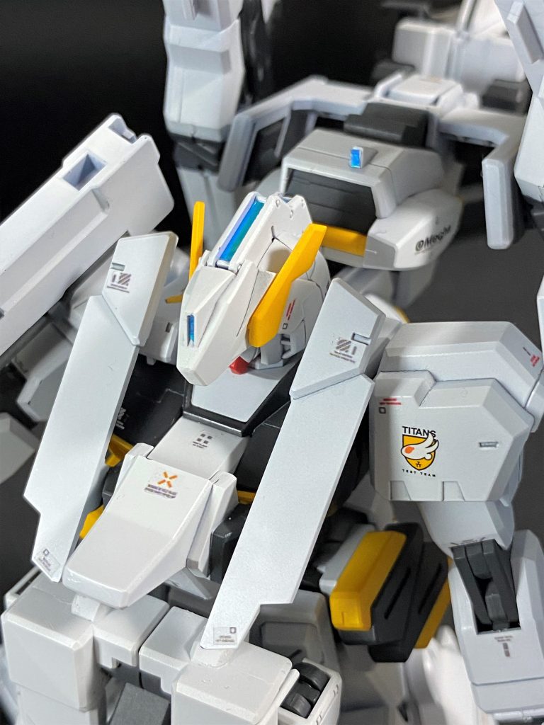 今回、カメラ・センサー部分はダイソーで購入したラピーテープセットの青色を貼りました。ラピーテープは店によってはラッピングコーナーだったり、文房具コーナーのマスキングテープコーナーで一緒になってたりでお店によって扱いが変わるみたいです。探すのに苦労しました。