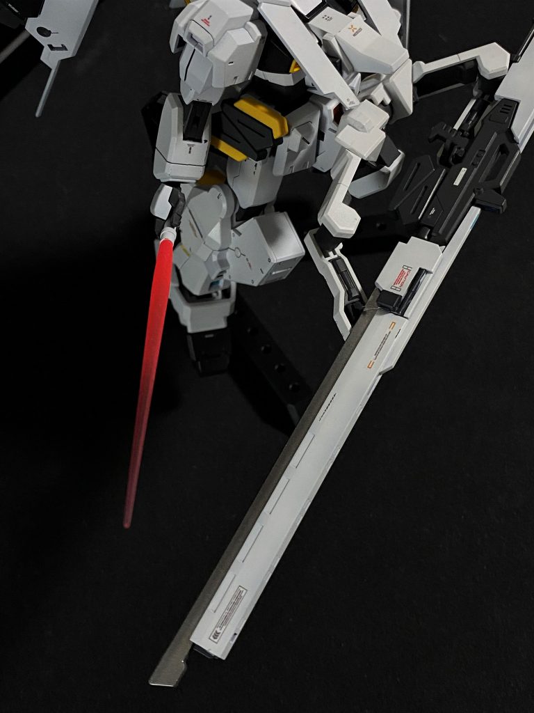 個人的に蛍光ピンクのグラデーションで発光っぽく塗装できたサーベルと、スターブライトシルバーで塗装したヒートブレードが気に入ってます。ロング・ブレード・ライフルって、形状は本当単純なんですけど機能的な役割とか標準的な武器を長物に変える設計思想が好きなんですよね。