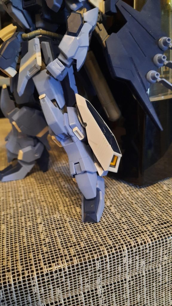 足部はHWSセットの追加スラスターを付けました、ジョイントは自作の3ミリ穴。