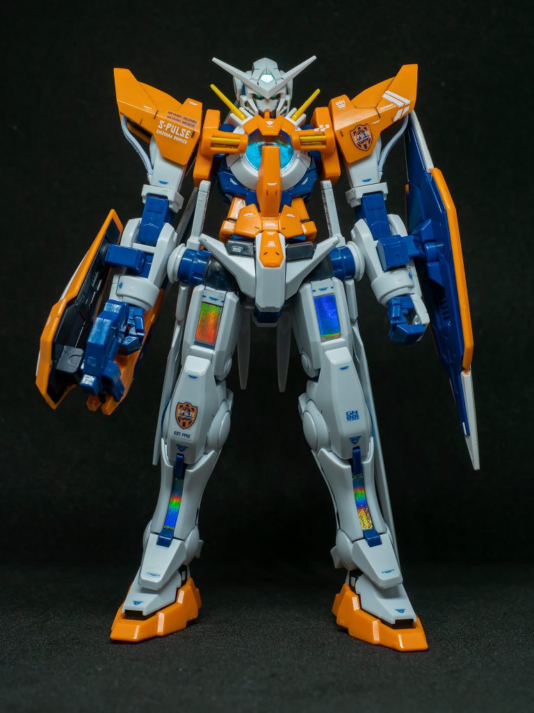 部分塗装はガンダムマーカー、両足、頭部、前腕部のGNコードはハセガワの「ホログラムフィニッシュ」を貼りました。デカールは市販のRGエクシア用を使っています。