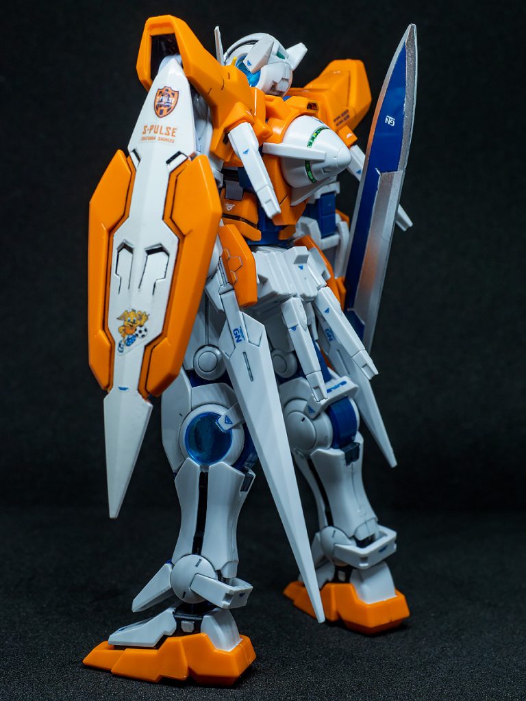 シールドは付属のシールではなくガンダムマーカーです。ダクトの黒い部分は付属のシールを切り抜いて貼りました。GNコンデンサーにはホログラムテープ「プリズム7」を1mm幅に細切りにして貼りました。