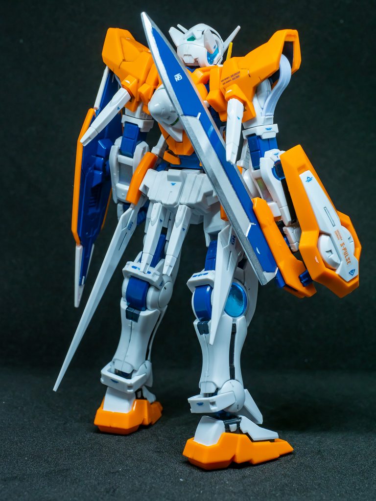 こちら側のシールド(ガントレッド?)も部分塗装したかったのですが、嵌め合わせがきつかったので断念。