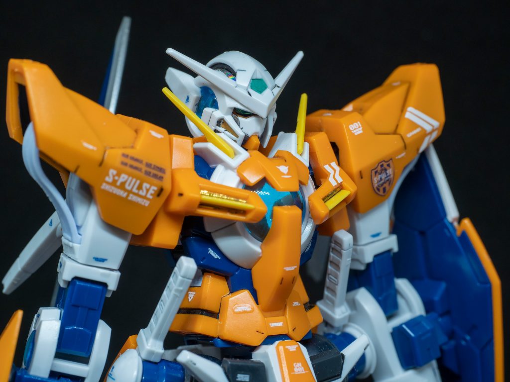 胸元と両頬のインテークの金色部分はハセガワのトライツールのシートを貼っています。マスク外側部分もガンダムマーカーのヘビーガンメタルで塗っています。