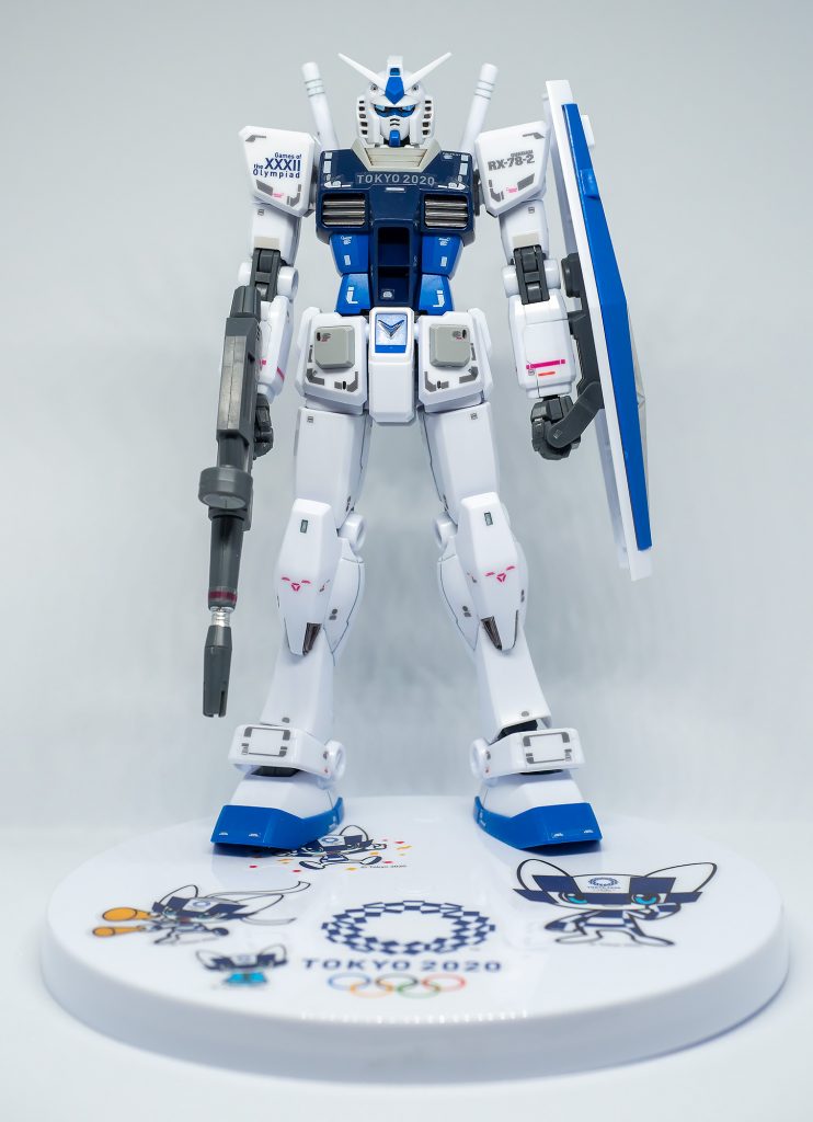 付属のシールに部品取り寄せしたRGガンダムのシールを貼っています。ガンダムベース限定のMG3.0が似た感じなのでまあそんなに間違いはないだろうと考え決行しました。台座の方には顔に張る「フェイスシール」(材質は医療用テープだそうです)を貼りました。絵柄のバランスばかりを考えうっかりガンダムを乗せることを忘れて貼ったのでちょっと踏んでます。