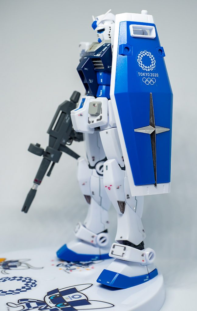 シールドの十字マークと胸のルーバーと腰のv字マークはガンダムマーカーの「ガンダムメッキシルバー」を使いました。手が触れないよう注意しましたがやっぱりちょっと触ってしまってるようで一部曇っています。エンブレムのシールは「ハロ」の台座に貼るシールをシール右側の余白を落として貼っています。向う脛のダクトはガンダムマーカーのヘビーガンメタル