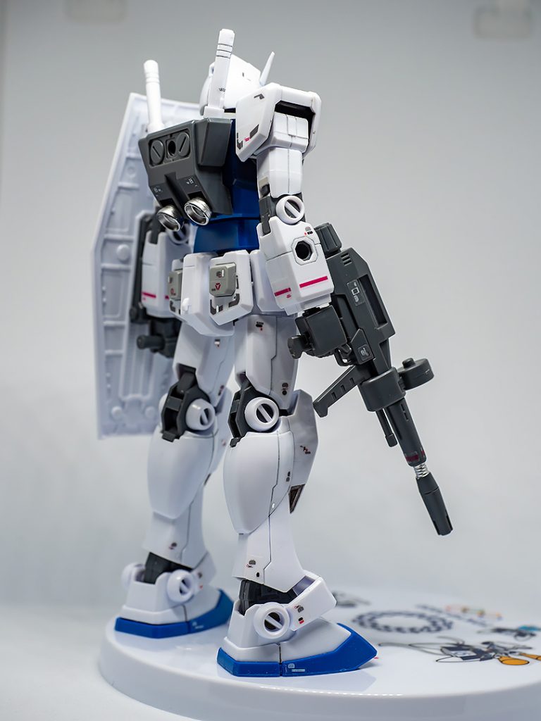 腰のヘリウムコアのシールはRGより幅が狭いので切らないとはみ出してしまいます。ただ、この赤い逆三角はちょっと目立つのでフロントは貼らずにリアだけ貼りました。アーマー部分のシールも幅が合わないので余白部分でカットして詰めて貼っています。スリッパの背面側に貼るシールは貼りどころがなく断念しました。ランドセルのスラスターバーニアはガンダムマーカーのシャインシンシルバー。