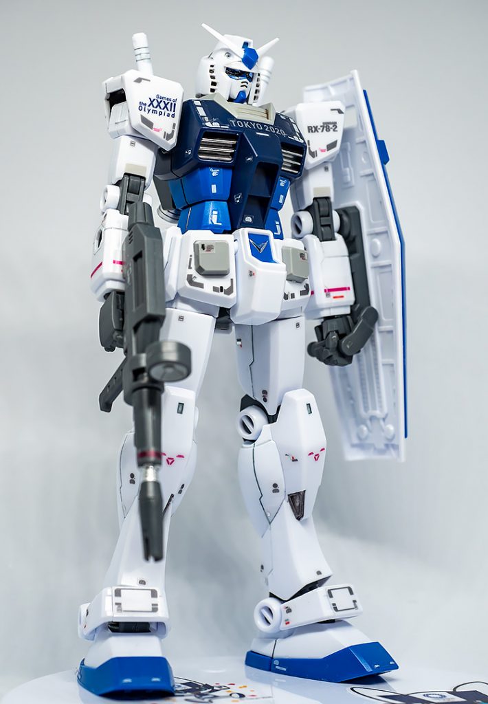 ツインアイはちょっとキラッと光ってほしかったのでラピーテープをRGのシールを型紙にして切り抜いたものを付属のシールの上に貼っています。(一枚目の方がわかりやすいかもです)右肩のシールも付属のシールの上にテトロンシールを貼っています。RG用の肩アーマーのシールは一部はみ出るのでカットしています。