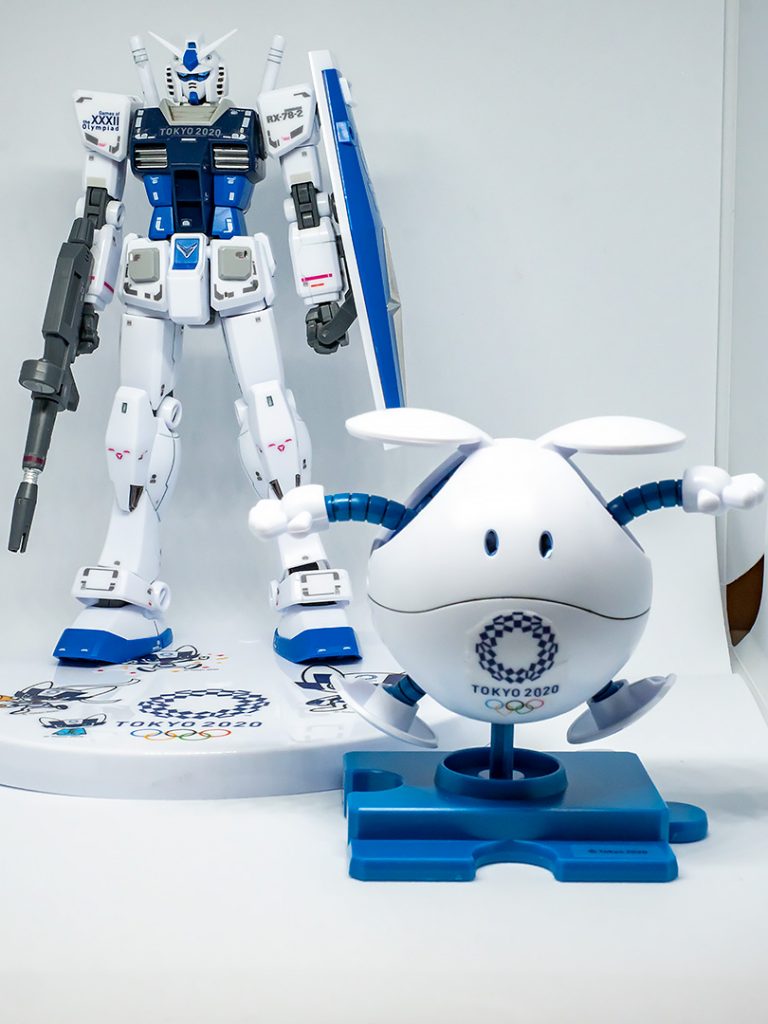 このエンブレムをシールドに貼るつもりだったのですが下地が透けるし、そもそもベースが透明ではないのでちょうど白いハロの本体貼りました。ま、そもそも用途が違うのでこのくらいのシールの段差は仕方がない。