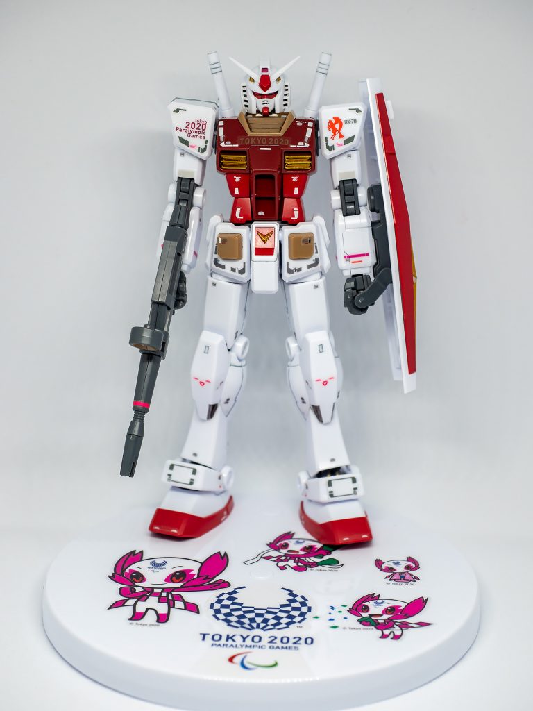 こちらは付属のシールと同じく取り寄せたRG用のシールに加え主に上半身は市販の水転写デカールを使い、左肩には雑誌付録のRX78-2のエンブレムと発売されたばかりのオリジンの水転写から「RX-78」を使用しました。エンブレムはもう気持ち上が良かったのですがマークソフターが効き始めたので動かすのを断念し文字でバランスがとれて見えるよう試みました。台座は同じくフェイスシールです。やっぱりちょっと踏んでます。