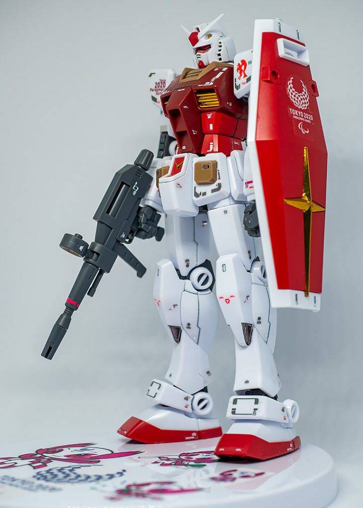 こちらの十字マーク、ルーバー、v字マークはハセガワのシートを貼りました。ちょっとしわになって残念。ライフルの赤帯はこちらは水転写です。シールドのエンブレムはハロから。地味にバルカンの色も変えています。両機ともシールドの四隅などに貼るRG用のシールはしっくりこないので省略しました。