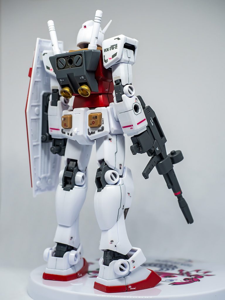 左肩フロント側のシールはもったいないのでこちらに。ランドセルのスラスターバーニアはこちらは金(マッキー使用)です。両機ともシールドの裏の墨入れは悪目立ちしそうなので止めました。