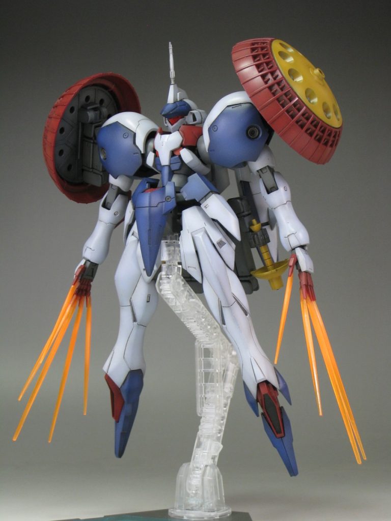 盾とサーベルの柄はヴァリュアブルポッドを使用。キット付属のビームクローは１つに束ねた状態ですが、開いた状態の物を追加で作りました。親指の刃は短かったのでランナーから削りだした物に付け替えてます。