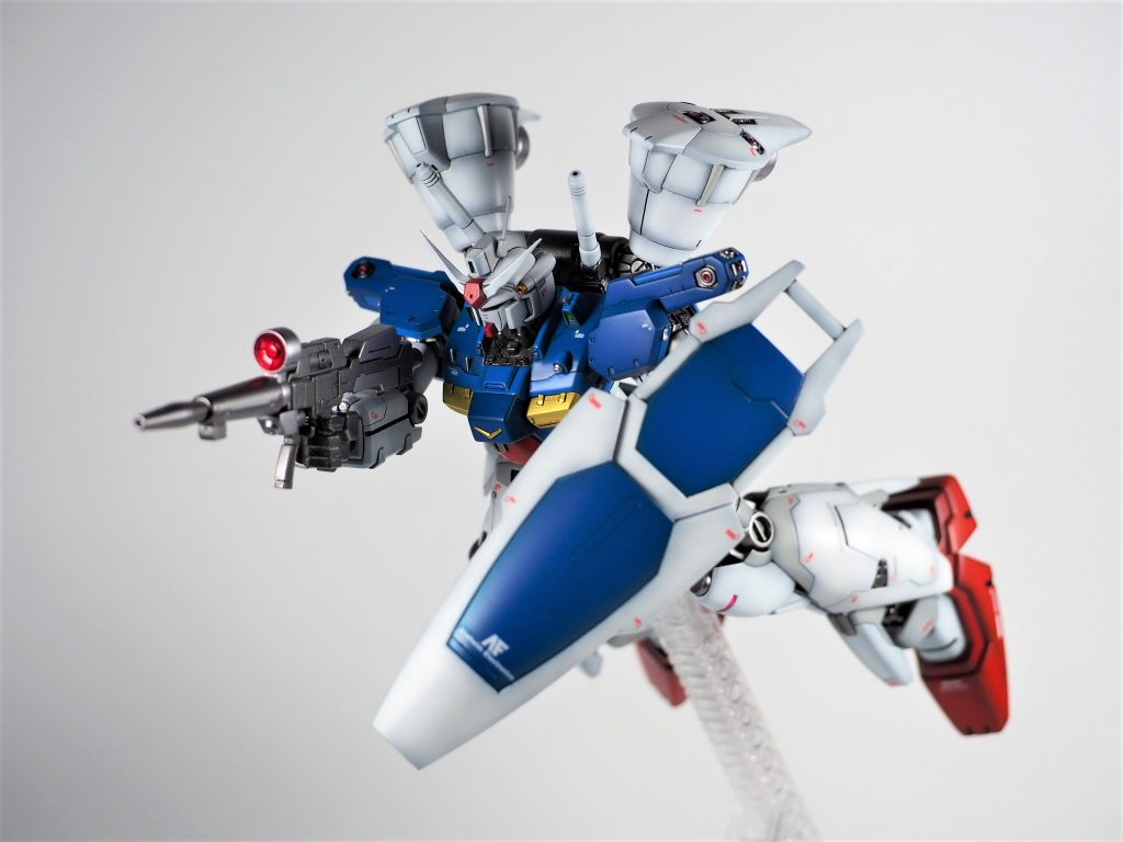 ビームライフルガンダムベース限定のシステムウェポン3に変更組み換えでロングライフル(通称ルンガ砲に変更可能)シールドはキット物を一部ディテール変更を行い作成シールド接続パーツは既存パーツをベースに改造