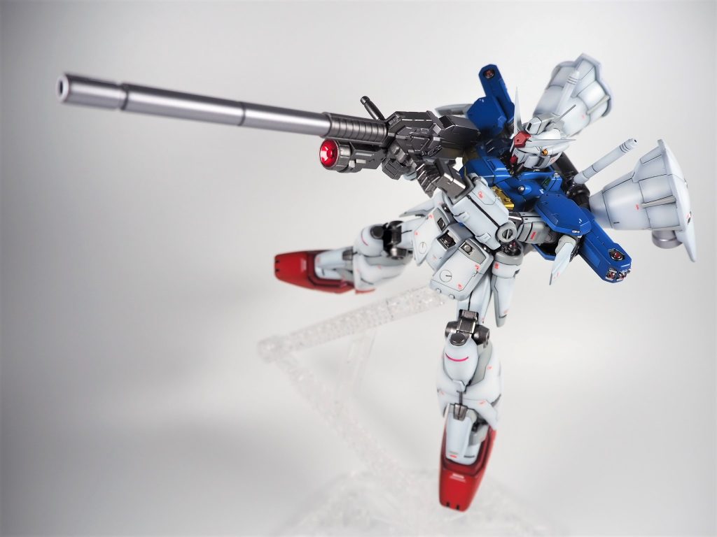 肩のフィンの構造変更キットのままでは青のパーツで挟み込む形で、窮屈な印象＆塗り分け困難になるので、新規パーツを自作して接続方法の変更を行いましたこれによって肩回りの作業がスムーズ化＆見た目も改善