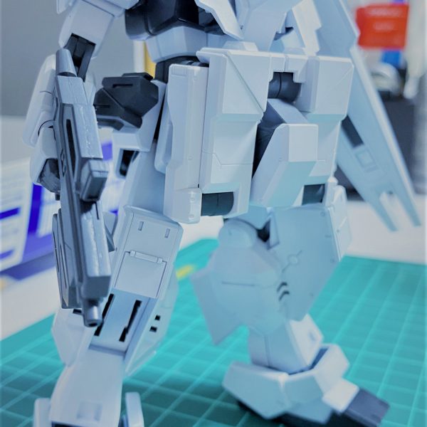 製作・塗装中ガンダムTR-1 [アドバンスド・ヘイズル]プレバン仕様のHGアドバンスド・ヘイズルを現在塗装中。クリアコートの呪いと同じく雨で中断中です。なお、同時にHGフルドドも購入して製作・塗装中。最終的に[アドバンスド・ヘイズル]と[フルドド]はシンクロします。（所謂ヘイズル・ラー フルアーマー形態）（1枚目）