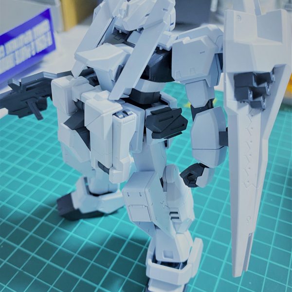 製作・塗装中ガンダムTR-1 [アドバンスド・ヘイズル]プレバン仕様のHGアドバンスド・ヘイズルを現在塗装中。クリアコートの呪いと同じく雨で中断中です。なお、同時にHGフルドドも購入して製作・塗装中。最終的に[アドバンスド・ヘイズル]と[フルドド]はシンクロします。（所謂ヘイズル・ラー フルアーマー形態）（2枚目）