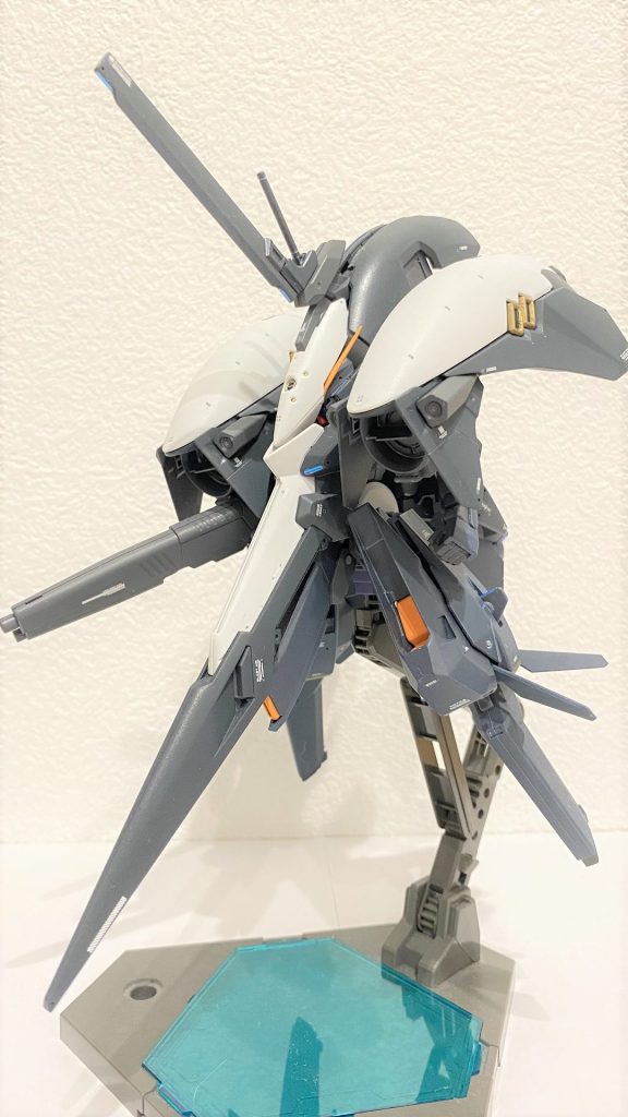 MS形態この機体は水平に向けて構えさせるよりも気持ち前傾姿勢にして顎を引いて飾るのがカッコいいと思います。基本的な加工は素組みに近いので足の合わせ目は消していません。ただ、この制作経験から次に作成したTR-6は後ハメ加工に挑戦してみました。
