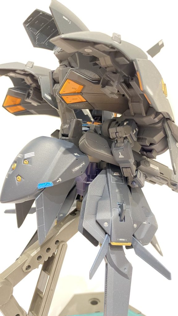 MS形態 バックショット個人的に[キハールⅡ]のこのメカメカしいフレームやスラスターが組み合わさった背中からの眺めがかなり好きです。実はスジボリや穴あけ加工といったディティールの追加は初めての経験だったのでいろいろな作例などを参考に”ここらへんに情報を追加すれば効果的かな？”と試行錯誤になりました。こういうの楽しい。