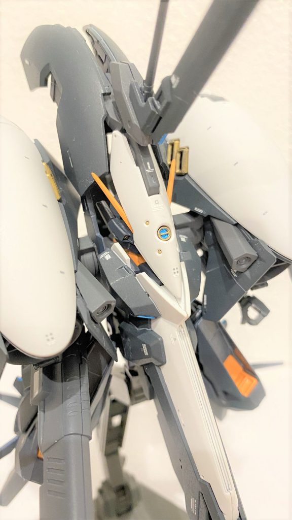 MS形態 バストショット藤岡建機氏のイラストでよくある水色のセンサー光が装甲に反射する描写が好きなのでセンサー類は全てガンダムマーカーの「ガンダムメタブルー」で部分塗装してあります。最初期のEWAC装備の[キハールⅡ]のイラストで頭部装甲の丸イチ内部がセンサー的に光ってる描写があったのでそれに倣ってこのキットも頭部の丸イチ内はセンサーカラーで塗分けました。