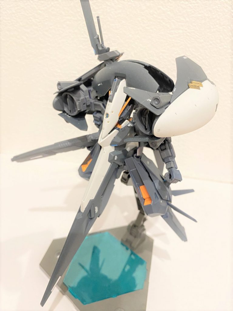 中間形態みんな大好き[キハールⅡ] 中間形態の一枚塗装はイージーペインター方式のエアダスター塗装による全塗装です。カラーレシピは実をいうと、適当に調色したので正しいレシピはわかりません。本体と[キハールⅡ]の追加装甲で若干色味を変えてあります。（本体は青め、追加装甲は黒め）基本的にはMrカラーGXのクールホワ・ハーマンレッド・キアライエローに黒系の色を掛け合わせて作ってます。間接・メカ・ライフルは全てガイアノーツのメカサフスーパーヘヴィ。スラスターやピン・丸モールド等の塗分け部分はガンダムマーカーのゴールドやシルバーでアクセントを打っています。スミイレは要所要所でライトグレーが入れてあります。トップコートはMr.スーパークリアーUVのつや消しです。