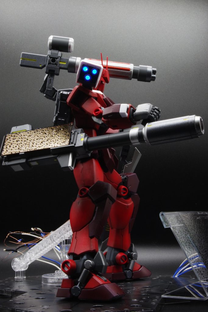 1/100サイズなら武器単体にもソーラー電飾できそうな気がしたので挑戦。光量が欲しいので大きめのソーラーパネルを無理やりつけてます。目標は達成w