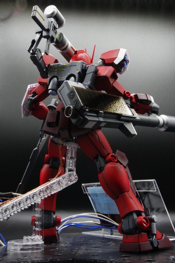 パネルの固定に「誰しもが見たことある」であろう板が取り付けられています。