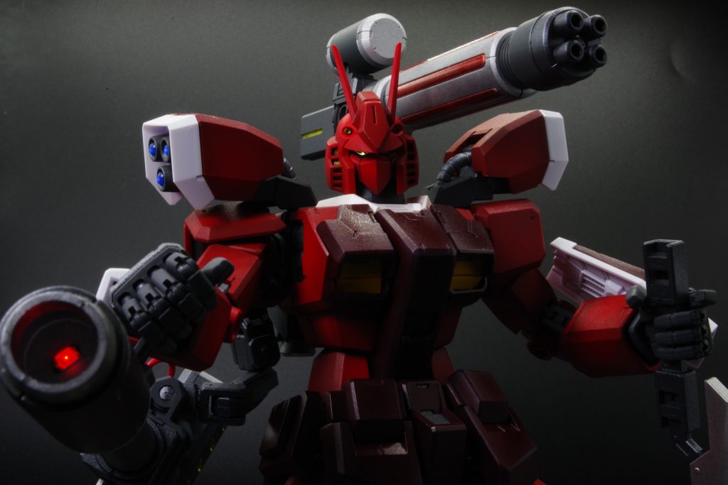 片眼が光る写真を撮りたかったので、今回は右目に寄せる形でLEDを仕込んでいます。