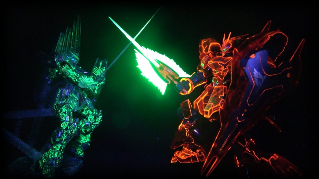 以前に作ったクリアカラーνガンダムの内部フレームを蛍光塗料で塗装したのと並べてみました。