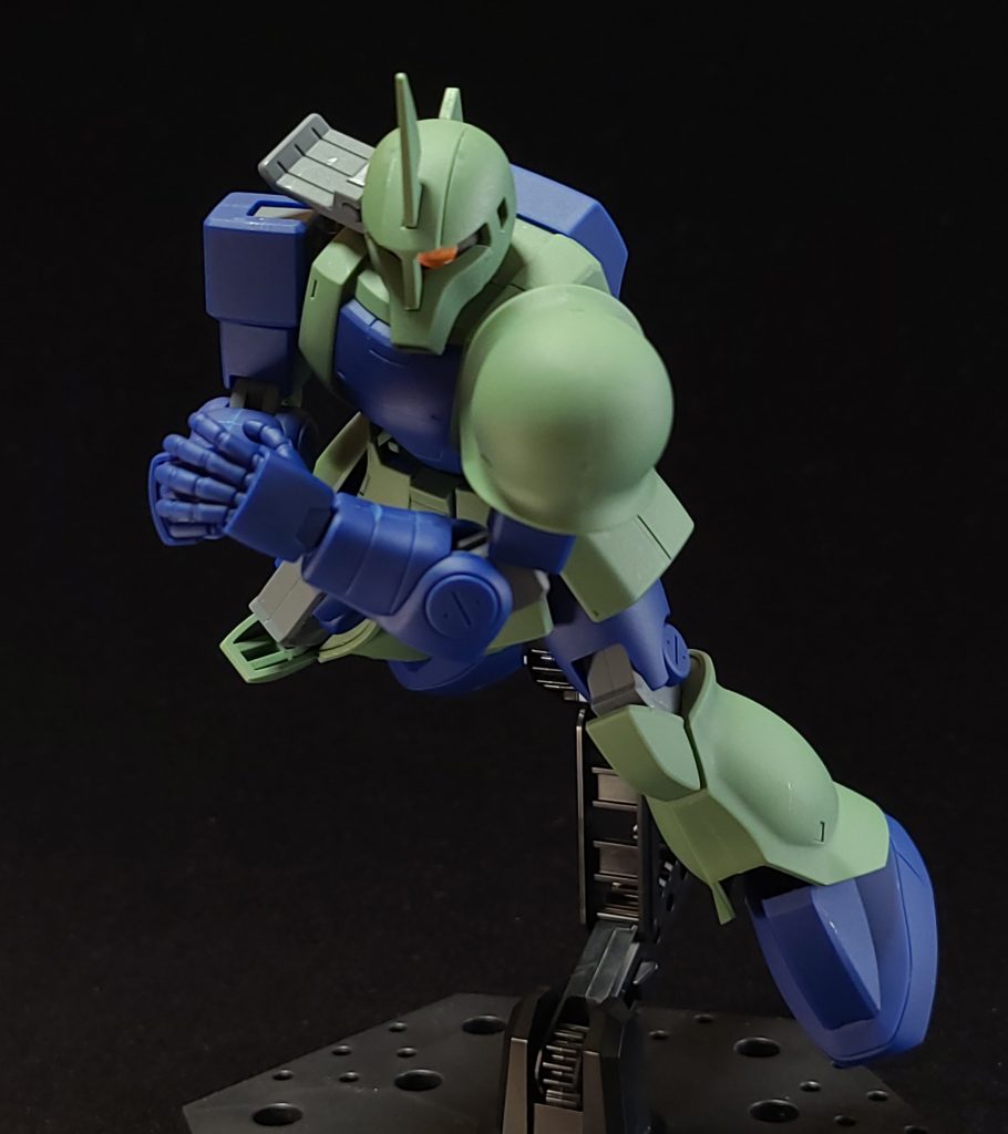 制作小話今回は無塗装で合わせ目消しにチャレンジしました消えた部分もありますが消えなかった部分もあります使用した接着剤はMr.セメントSPです乾燥後に600番から800番のヤスリをかけていますモノアイはHアイズの4mmを使用して裏側にラピーを貼ってあります使用キット・HGUC 1/144 ザクⅠ・WAVE ウェーブ Hアイズ1 ピンク最後に僕はHアイズにもつや消しを吹いています撮影するときに光を当てるとぼわっと反射する感じが気に入っているからです旧ザクと言えば連邦vs.ジオンというゲームでよく使っていましたジオンの機体のいくつかは少佐以上になるとブレードアンテナが付く仕様になっていたんです2人で旧ザクだと時間が足りずにゲームオーバーになったのもいい思い出ですここまで見ていただいてありがとうございましたみなさんお体に気をつけてお過ごしくださいませ