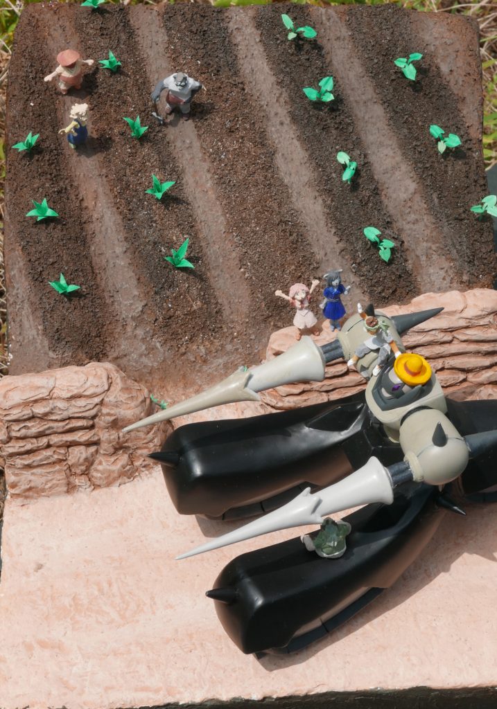 道と畑と石垣とキャラクターたちは大体身長３㎝ぐらい