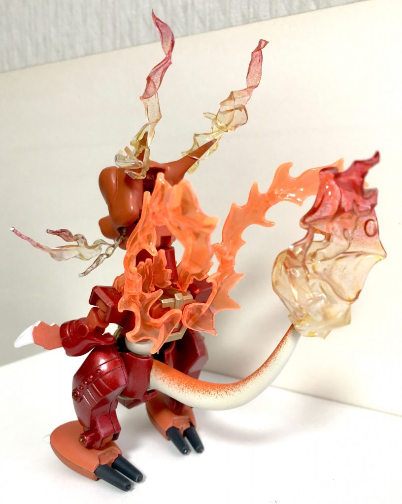 キョダイ時バックショット耳(？)、口元の炎は尻尾の炎と同じくプラ板自作エフェクト背中と肩口の炎はトライバーニングのものを適所でクリアパーツを組み合わせ良い感じに♪