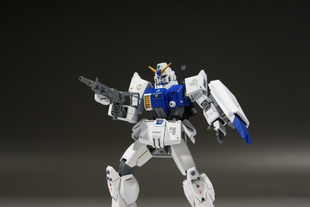 反動を抑えながら射撃。