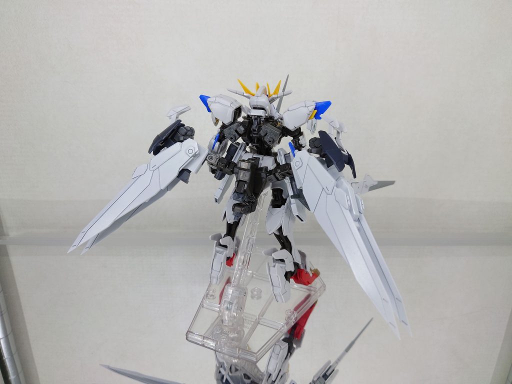 ウイングユニットを外すとこんな感じ。腰パーツの中央にバエルの元のウイングジョイントを取り付けており、2点可動で上下にスイングします。バエルソードのホルダーを取り付けるボールジョイントの受け軸には3mm軸を埋め込んでいます。