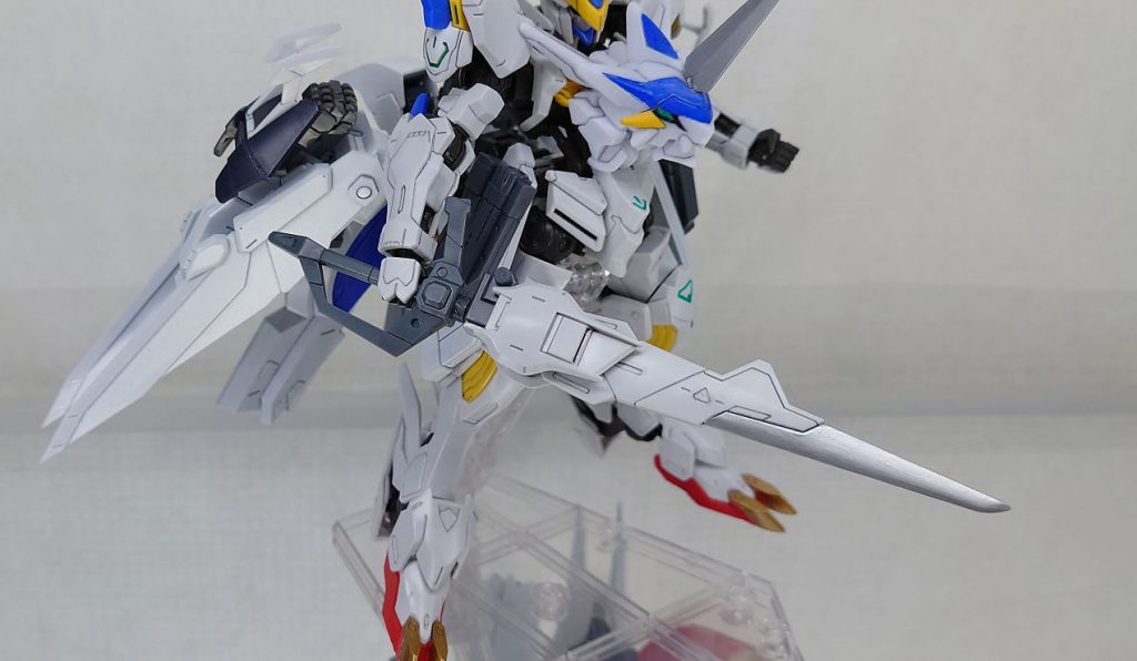 【武装1】・試作型相転移式斬甲剣(トライアル・フェイズシフトソード)電圧をかけることで相転移する特殊金属で刀身を形成した実体剣。PS装甲材を使用した刀剣である。かける電圧を上げることで刀身の分子配列が変わり強度と切れ味が増す。電力は機体本体のエイハブリアクターからほぼ無尽蔵に供給される。試作型は電力供給機能に不備があるため段階的に電圧をかける必要がある。電圧をかける度に配色が 銀(ディアクティブ)→緑→青→赤→金(最大) の順で変化する。電力供給機能は稼働時間が短く、一定時間使用した後は冷却が必要となる。刀身は電圧負荷軽減のために必要最低限の長さとなっている。モンハンの太刀をモデルにしています。バルバトスルプスレクスのテイルブレードをヤスリがけして片刃の剣に改造しました。写真だと分かりませんが、片側(長い方)のみエッジを立てています。