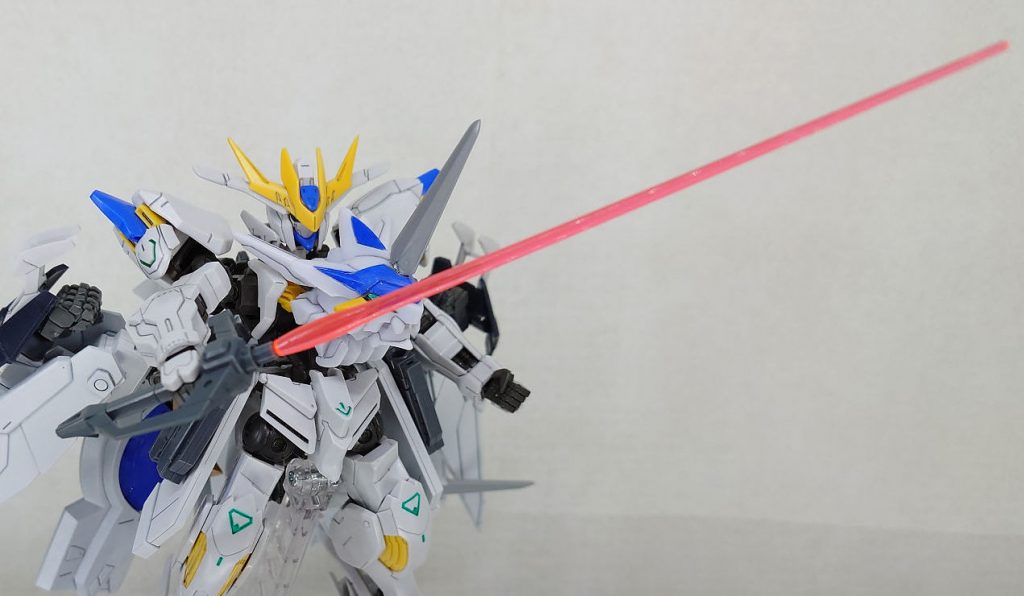 【武装2】・ビームサーベル剣の柄は取り外すことが可能で、単体でビームサーベルを展開できる。試作型相転移式斬甲剣の冷却の合間に使用されることが多い。