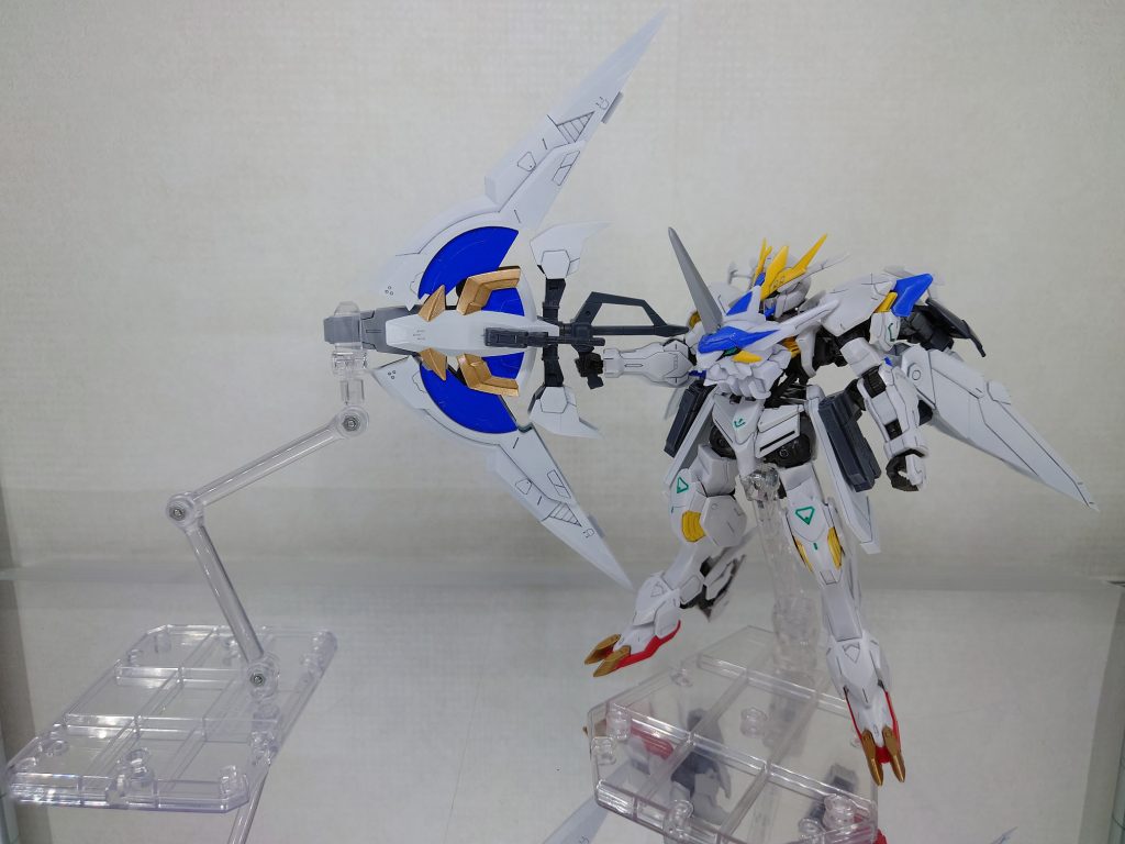 ドラゴニックソードは弓形状の射撃形態に変形します。本来これを両手持ちするためにグリップを取り付けたのですが、両手持ちできないという...