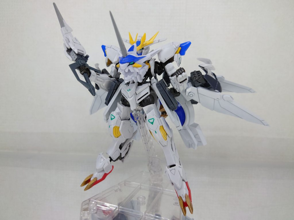 説明が長くてすみませんが、まだ続きます。...最初に言っていませんでしたが、胸のドラゴンヘッドは飾りじゃありません。騎士の想い高まるとき...その胸に眠る竜の魂が目覚め、咆吼をあげる。『...転身!!!』