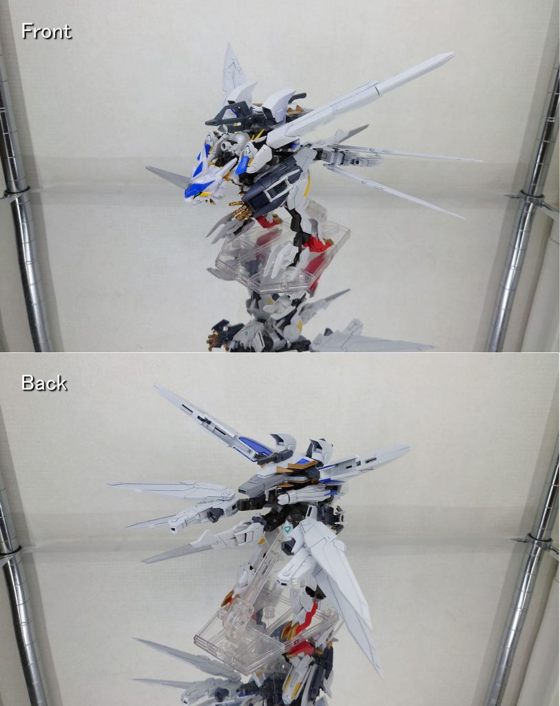 型式番号:VMS-MPT-DGX03-MA機体名:バルファエル・ドラゴンモード動力:覚醒ドラゴンハート(メイン)、エイハブリアクター(サブ)装甲材:ナノラミネートアーマードラゴンハートの中の竜の意思が目覚めた状態。メイン動力がドラゴンハートに変わる。ドラゴンハートは覚醒状態となっており、MS形態時とは比べものにならないパワーを生み出している。全推進器系が背後に集中するため高い推進力で飛行できる。また、機体から放出するエイハブウェーブにドラゴンハートから放出するエネルギーを掛け合わせて防御フィールド「EDフィールド(エイハブ・ドラグカウル・フィールド)」を展開できる。・ドラゴンハート 補記ドラゴンハート内部には、どこかの世界の不死の竜の心臓がそのまま埋め込まれている。この心臓が生み出す魔力を何らかの術式によってエネルギーに変換し使用している。竜の意思が協力的な所を見ると、無理矢理奪って組み込んだわけではなさそうである。【武装1】・クロービームランチャーに接続された相転移式斬甲爪。MS形態時はディアクティブモードとなっており、ドラゴンモード時に展開してクロー部分がフェイズシフトする。【武装2】・ドラグスレイヴドラゴンハートから放出するエネルギーを収束してドラゴンヘッドから発射する広範囲エネルギー砲撃。【武装3】・サンダークラッシュドラゴンハートから放出するエネルギーを空中に散布し、周囲の気体を電離してプラズマを発生させる。発生したプラズマを集約して放出する全方位攻撃。宇宙空間では周囲のプラズマを集約して使用する。【武装4】・ソニックブレイカーEDフィールドを前方に集約して強力なブレイクフィールドを展開し、フィールドを纏った状態で突貫する攻撃。ソニックブレイカー使用時はほとんどの攻撃を無効化できる。はじめからドラゴンに変形する機体を作るつもりで作成していましたが、プロポーションが気に入らず中々完成しませんでした。そんな私に希望をくれたのが「機界戦隊ゼンカイジャー」のゼンカイジュランです。(DX玩具の方です)...頭とかあんな感じの収納で良いんだ(;゜ロ゜)まだプロポーションがよくないですが、とりあえずの形に落ち着きました。バルファエルという名前は、モンハンライズのバルファルクとバエルを掛け合わせた造語です。バルファルク + バエル = バルファエルブースターウイングで飛翔するドラゴン。当機のフレキシブルブースターはバルファルクから得た物です。尚、モンハンライズは未プレイです。武装の名前は、ほぼスパロボからです。