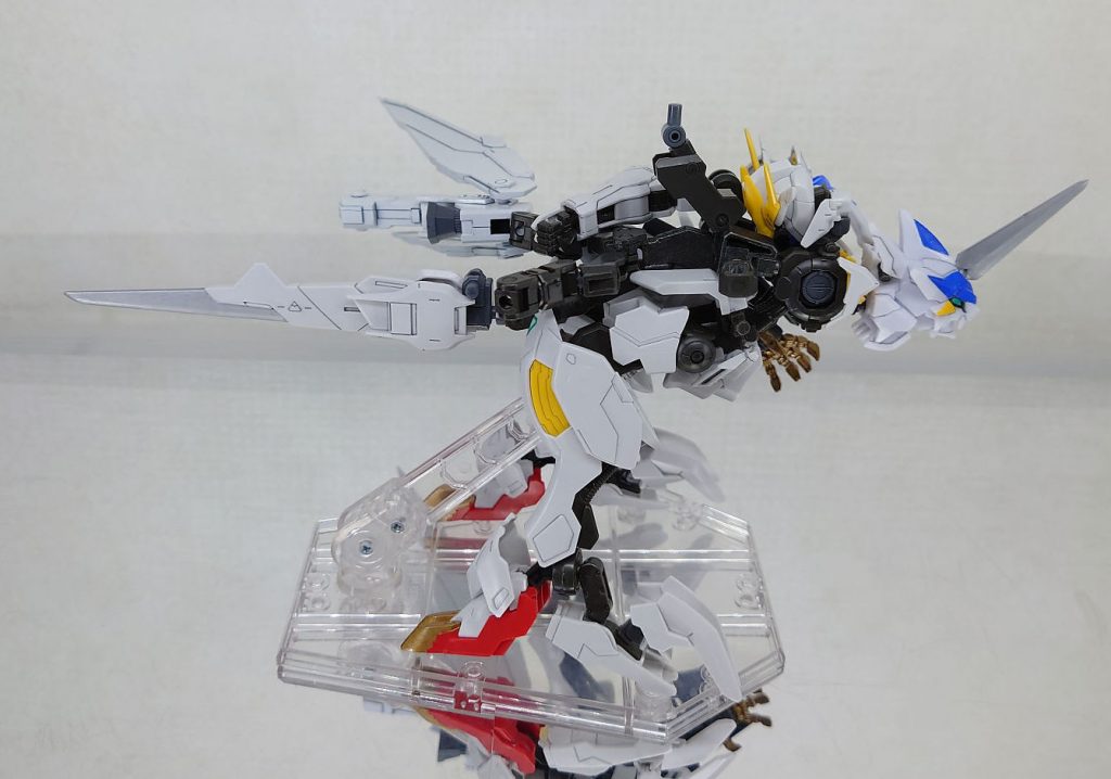 右側のパーツとウイングユニットを外しました。こんな感じで変形しています。見た目はキットのままほとんど変えていませんが、中身のガンダムフレームを改造して変形できるようにしています。ガンダムフレームはバルバトスルプスレクスのものを使用しており、バエルのパーツはあんまり使用していません。胸のドラゴンヘッドを正面に向けるため、胸部パーツが回転するように改造しています。ガンダムフレームの胸部は腰から伸びてるシリンダー?を抑えるストッパーを取り払うことで回転するようになります。取り払うだけだと頭を取り付ける部分に背中のモールドが引っかかるので、取り付ける部分を切り飛ばしています。バエルの頭は背中にMSGのHジョイントをくっ付けて繋げています。腕は胴体では無く、背中側に取り付けたパーツに繋がっています。このパーツを動かして腕を開いています。腕を取り付ける軸を外に出したことで胴体に穴が空くので、MSGのパーツを埋め込んで塞いでいます。この機構によりMS形態時に肩の位置が広がり、上半身が若干マッシヴな感じになっています。※鉄血の機体は足がデカイので、このくらいの肩幅の方がかっこいい気がしています。以上です。ここまでお付き合いくださり、ありがとうございます。当機の戦闘BGMのイメージは、MS形態が、doaで「英雄」。ドラゴン形態が、アイドルマスターミリオンライブより「創造は始まりの風を連れて」です。