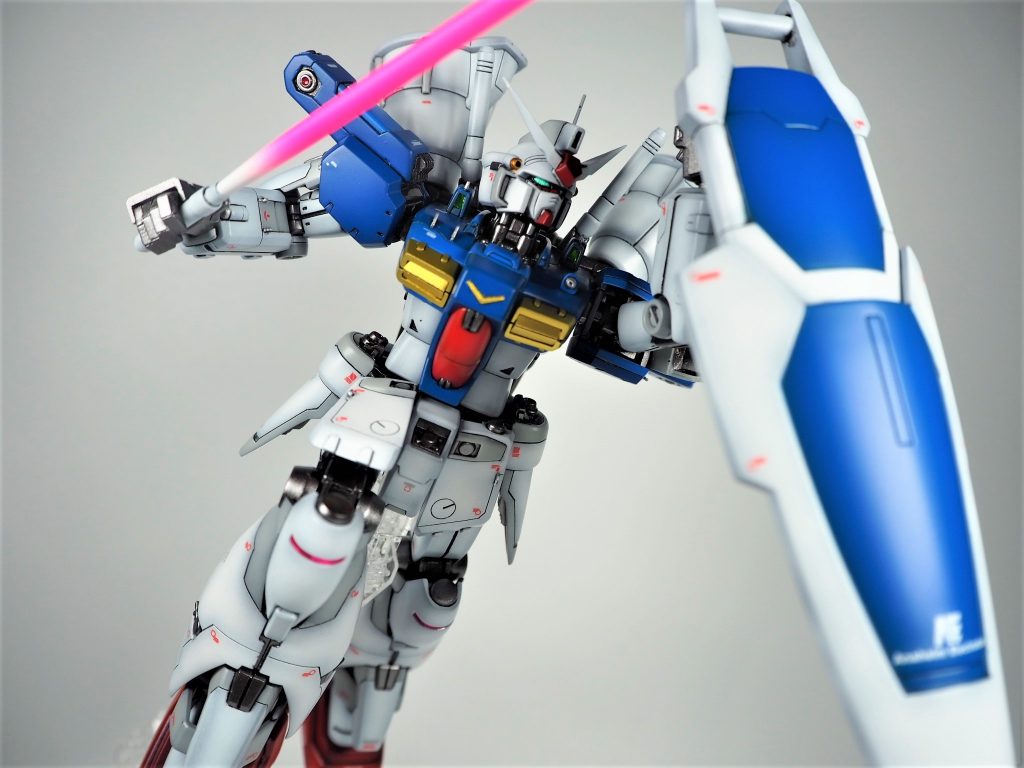 シールド接続部強度を薄さの両立が求められる一番スクラッチしたくないパーツ通常の側面用は既存キットの物を使いプラ板加工して作りましたが、関節周りが古く可動域狭いので、ポージングの関係で盾を綺麗に構えられない問題を解消するため、アクション撮影用の角度付きパーツを別途に自作