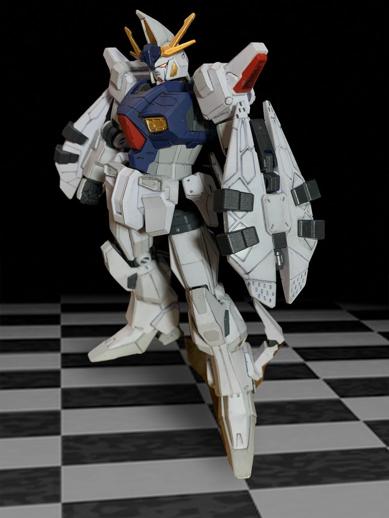 真っ白な機体なので、イメージを崩さない程度にグレーを追加。案外やってる人が多い塗分けですが部位は人それぞれですね。