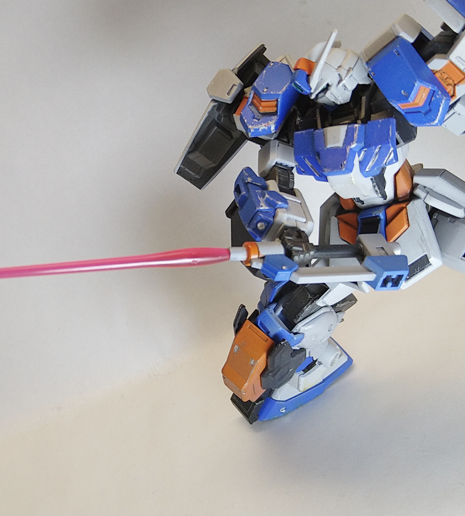 こいつはグリップを引き抜くとビームサーベルにもなります。懐刀としてもってこいですよ。