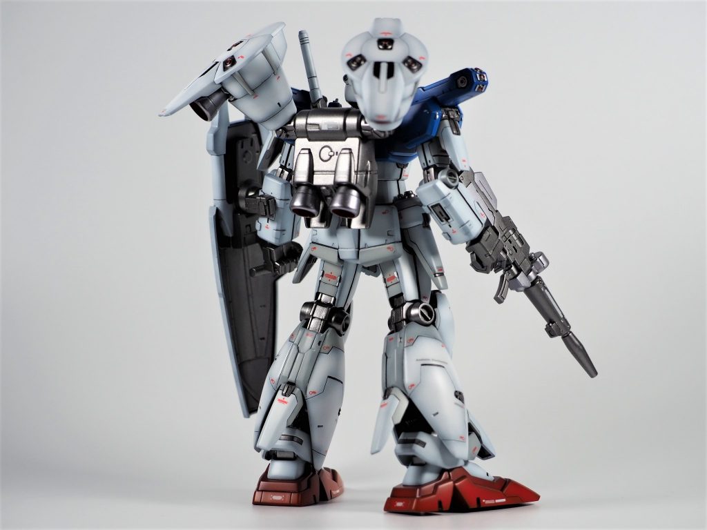 リア太ももの部分に目消し不可の合わせ目が出るので新規でプラ板を積層、蓋上になるように構造を変更これにより合わせ目が隠れるので塗装後でも分解が可能にブースターポッドは市販品のバーニアに変更し、同時にバーニア接続部をスクラッチで作成隙間からディテールが見えるように改造各所の小さいスラスター(赤い所)も市販品を使用し情報量を増やしてますブースターポッド表面のディテールはタガネと平刃を使用して彫り込んで作成