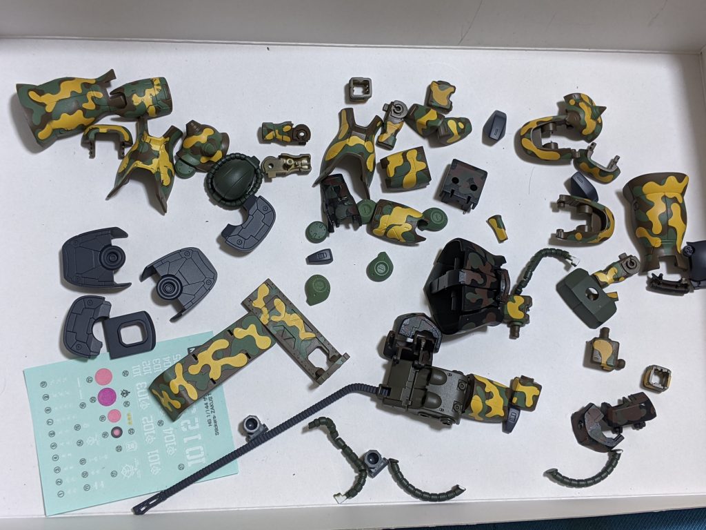 2色目を乾燥させて、3色目用のマスキングテープをはり、3色目に茶色3606を塗装してから乾燥させてマスキングテープを剥がして迷彩が完了したパーツ達です。頭や足底等の一部のパーツはあえて単色塗装にし、差別化をしてみました😄