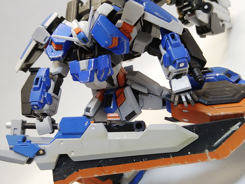 最後にカッコつけたのを何枚か。初めてづくしではあるものの、自分の好きをこれでもかと詰め込めたなぁと思います。いやぁ、ガンプラって楽しいですね。Twitterにはこの機体や、パイロットなどのイメージイラストも含めてもう少し写真もあげてるのでよかったらそっちも合わせて見てくださいね。