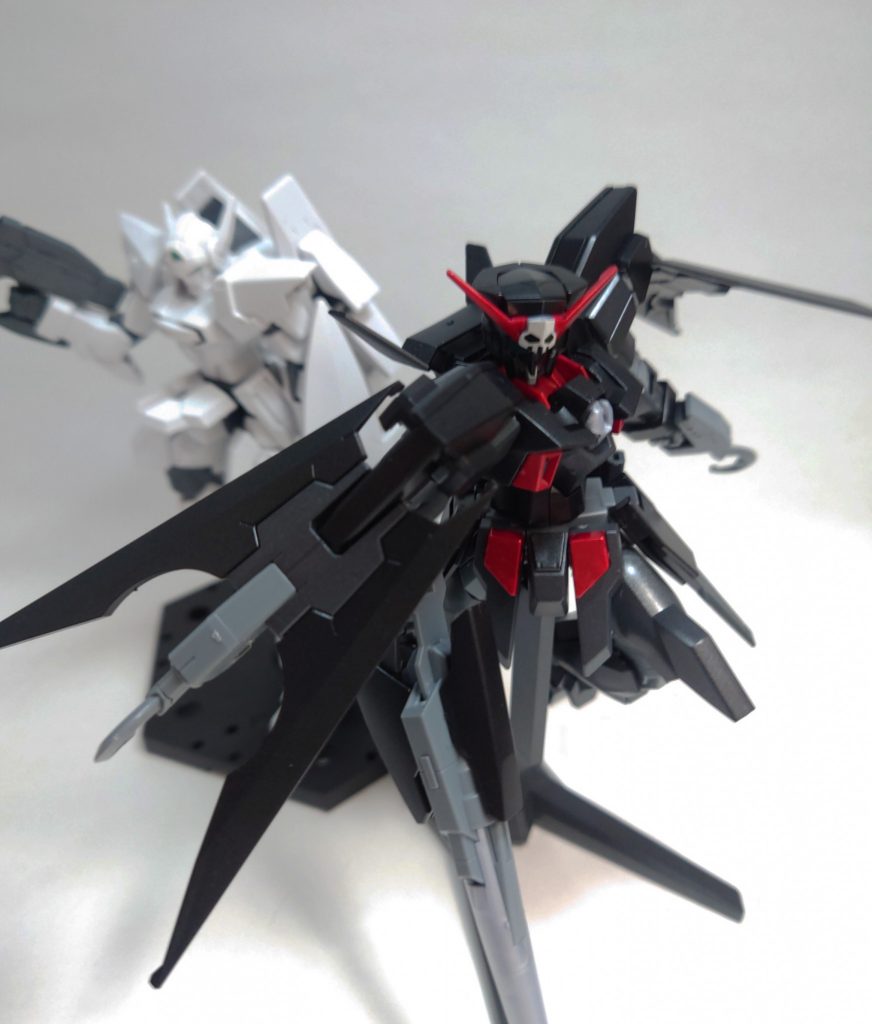 これがやりたかっただけです、はい。最終的にアセムがたどり着いたのがウルフとは対極の黒、というのが視聴当時しんどさの極みでして、白いAGE-2がある意味誓いのような、決別のようなそんな感触を感じていたんですが。ドクロやアンカーフック的なモチーフから海賊って部分がクローズアップされますけど、個人的にはウルフの白と対極の黒を背負うことを決めたアセムの事を思うともう辛いのなんのって。メモリーオブエデンもガンダムチャンネルの期間限定配信で観ましたが、アセムってフリットとは異なる「大切な人との別れ」があるのが刺さる部分があります。対抗勢力を演じることで拮抗し続ける状況を続ければ一応の平和が続くなんていう、針のむしろみたいな人生を選んだところもまた正解のひとつなんでしょうけどどうしてそんな自分を投げ捨てるような道を選んじゃったのかなー、と・・・。結局AGEって「誰が正しかったのか」なんて言えない作品だったというのが感想です。放送当時は「LEVEL5も噛んでるのかー」という不安と、ダブルオーロスから完全に抜け出せなかったため観てなかったんですが、10年ほど経って視聴して受け止められる状況になったところで「観てよかった」としっかり言える作品だったと思えます。どのガンダムが好き？と聞かれたら今はダブルオーと並んでAGEって答えちゃいます。