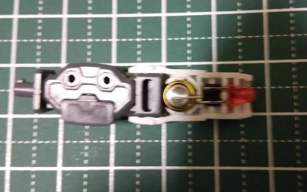 腕の中に電池とLEDを埋め込む方式ですが、接触不良でうまく点くまで何度か調整が必要でした。2時間ぐらい四苦八苦。