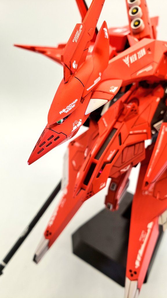 SPプレートとHアイズでモノアイをグポン✨胸部?のスリットはモノアイレールで飛行形態時のサブカメラがある設定だったので埋め込みました🤤グポンまるでメッサーラを彷彿させます🎃✨